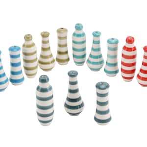 Puede incluir: Una colección de 17 tapones de botella de cerámica a rayas en varios colores, incluyendo azul, verde, rojo y blanco.