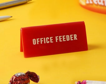 "Es ist ein Schild ""Office Feeder"" Neuheit Schenken Schreibtischschild | CGB Geschenkartikel | DE06565