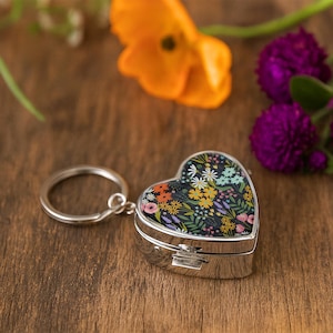 Boîte à pilules coeur Le marché aux fleurs | Accessoire de sac à main | Porte-médicaments