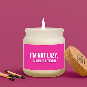 Vela perfumada en frasco "No soy perezoso, soy energéticamente eficiente" • En caja de regalo