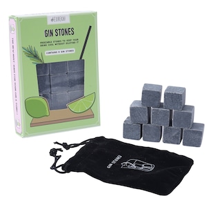 Peut inclure: Un ensemble de 9 pierres à gin en stéatite grises dans un sac en velours noir avec le texte "Gin Stones" imprimé sur le sac. Les pierres sont emballées dans une boîte avec un fond vert et le texte "Gin Stones" imprimé sur le devant. La boîte montre également une illustration de dessin animé d'un verre de gin avec un quartier de citron vert et un brin de romarin.