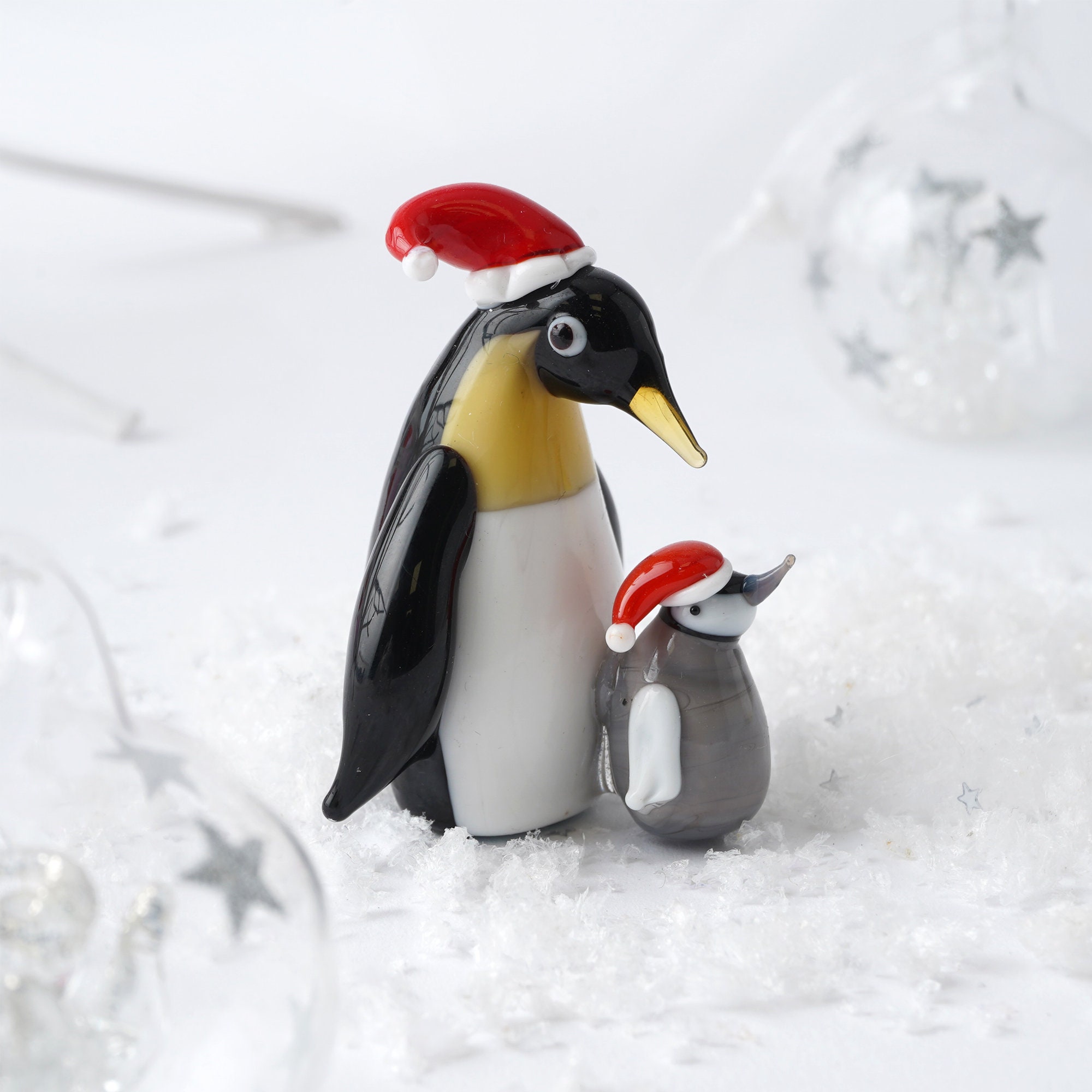 Niedlicher Pinguin mit Geschenk in Schneekuppel Glas