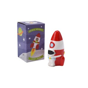 Könnte beinhalten: Ein Salz- und Pfefferstreuer-Set aus Keramik in Form einer roten und weißen Rakete mit einem Comic-Astronauten im Fenster. Die Schachtel trägt die Aufschrift "Space Rocket Light Pull".