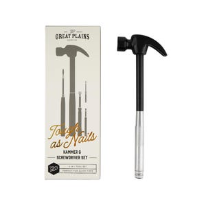 Puede incluir: Un martillo negro con mango plateado y un juego de destornilladores 4 en 1 a juego. El embalaje dice "Tough as Nails" y "Great Plains Supply Co."