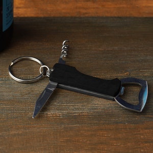 Schlüsselanhänger Flaschenöffner | Korkenzieher | Camping Outdoor Essential | 'One For The Road' | Geschenk für Ihn