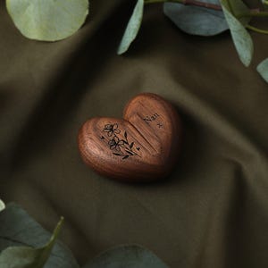 Envía con amor - Caja de madera con forma de corazón para anillos &#39;Nan&#39; / Sentimental / Recuerdo