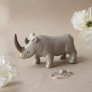 Ceramiczny stojak na pierścionki i biżuterię Rocky the Rhino w pudełku prezentowym | Przechowywanie przy łóżku i w łazience lub w zlewie kuchennym