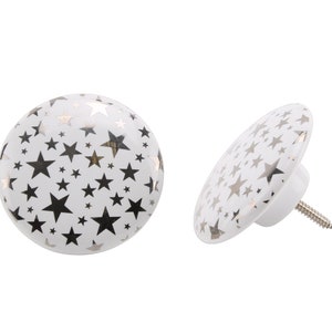 以下が含まれることがあります： 銀色の星柄の白いセラミックノブ。ノブには表面に取り付けるためのネジが付いています。