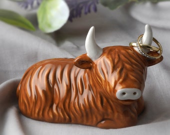 Bramble Farm Highland Cow Bague de support | Coffret cadeau | Organisateur de bijoux en céramique | Parfait pour les bagues