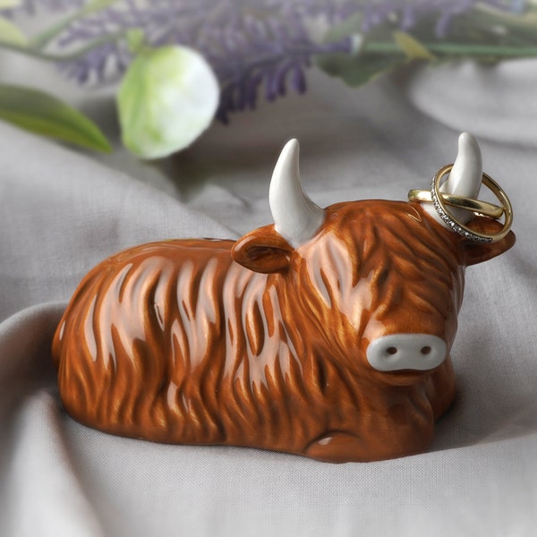 Bramble Farm Highland Cow Bague de support | Coffret cadeau | Organisateur de bijoux en céramique | Parfait pour les bagues