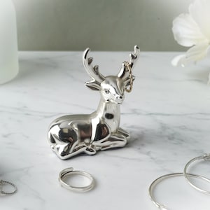 Stojak na pierścionek i biżuterię ze srebrnym wykończeniem Stag Metal Silver Finish oraz organizer w pudełku prezentowym | Prezenty zaręczynowe | Prezenty rocznicowe | Prezenty ślubne