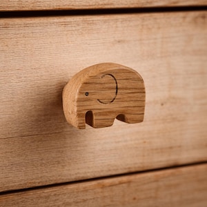 Tirador de cajón de elefante de roble / Reciclado / Habitación infantil / Elefante