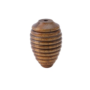 Può includere: Una perlina decorativa in legno marrone con un design a strati e scanalato. La perlina è di forma ovale con un piccolo foro nella parte superiore. La venatura del legno è visibile, aggiungendo consistenza. Adatta per la creazione di gioielli e artigianato.