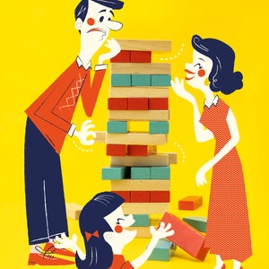 Könnte beinhalten: Eine Familie spielt ein Spiel mit Stapeln von Holzklötzen. Die Klötze sind rot, blau und aus Naturholz. Der Vater sieht besorgt aus, als der Turm zu wackeln beginnt. Die Mutter lächelt und das Kind greift nach einem Klotz. Der Hintergrund ist gelb.