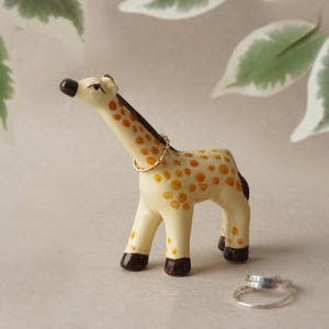 Ceramiczny stojak na pierścionki i biżuterię Geoffrey the Giraffe w pudełku prezentowym | Przechowywanie przy łóżku i w łazience lub w zlewie kuchennym