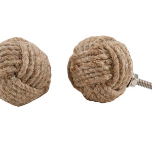 Op de afbeelding: Twee decoratieve kastknoppen. Elke knop is een bol gemaakt van strak gewikkeld natuurlijk gekleurd touw. Eén knop heeft een metalen bout en moer met schroefdraad voor installatie. De knoppen staan tegen een witte achtergrond.
