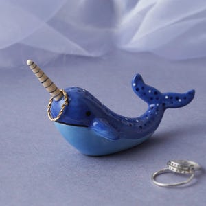Noah Narwhale Ceramic Ring Holder i stojak na biżuterię w pudełku prezentowym | Przechowywanie przy łóżku i w łazience lub w zlewie kuchennym
