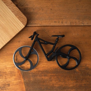 Dapper Chap &#39;King Of The Pizza&#39; Bike Pizza Cutter