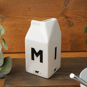 Witte keramische melkkan - Slogan 'MILK' | Geschenkverpakking