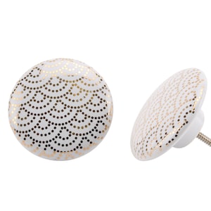 Könnte beinhalten: Zwei weiße Keramikhaken mit einem goldenen geometrischen Muster. Ein Haken ist an einer weißen Wand montiert, während der andere von der Seite gezeigt wird.