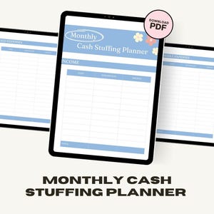 Puede incluir: Una tableta digital muestra un "Planificador Mensual de Ahorro" con un diseño azul claro y blanco. El planificador incluye secciones para ingresos y gastos, con un botón "Descargar PDF". El texto "MONTHLY CASH STUFFING PLANNER" se muestra en la parte inferior.