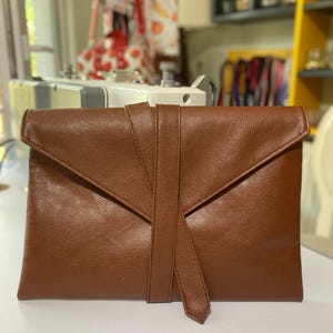 タン色のフェイクレザークラッチ、ハンドメイドのエンベロープバッグ、ミニマルなヴィーガンレザーの財布、カジュアルなイブニングスタイル、コニャックブラウンのクラッチ、ハニーブラウンのバッグ