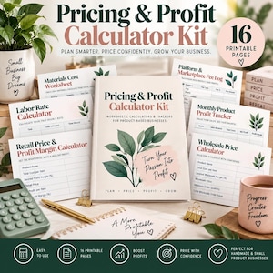 Può includere: Un kit di calcolo prezzi e profitti con 16 pagine stampabili, fogli di lavoro, calcolatrici e tracker per aziende. Il set include una guida centrale, una calcolatrice, una penna dorata e due clip dorate su una superficie da scrivania.