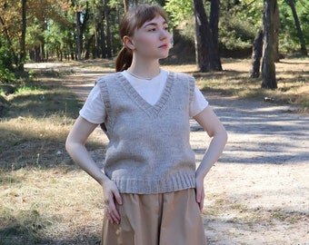 Handgestrickte Woll-Pullover, Minimalistische Beige Weste, Preppy Style Weste