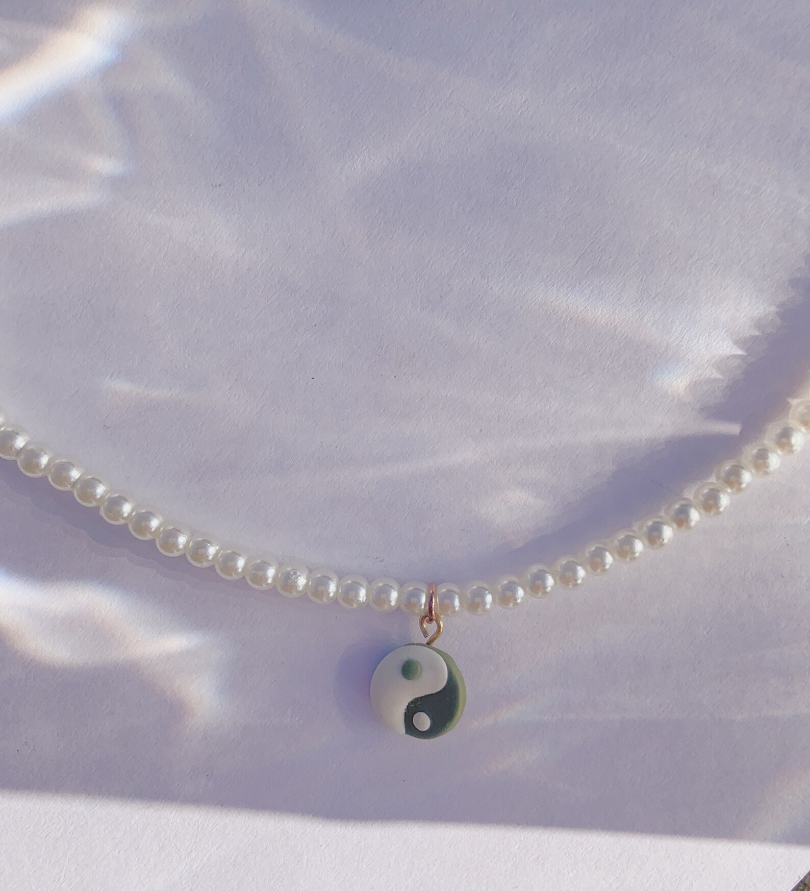 Yin yang charm pearl necklace. Yin yang necklace. Etsy Italia