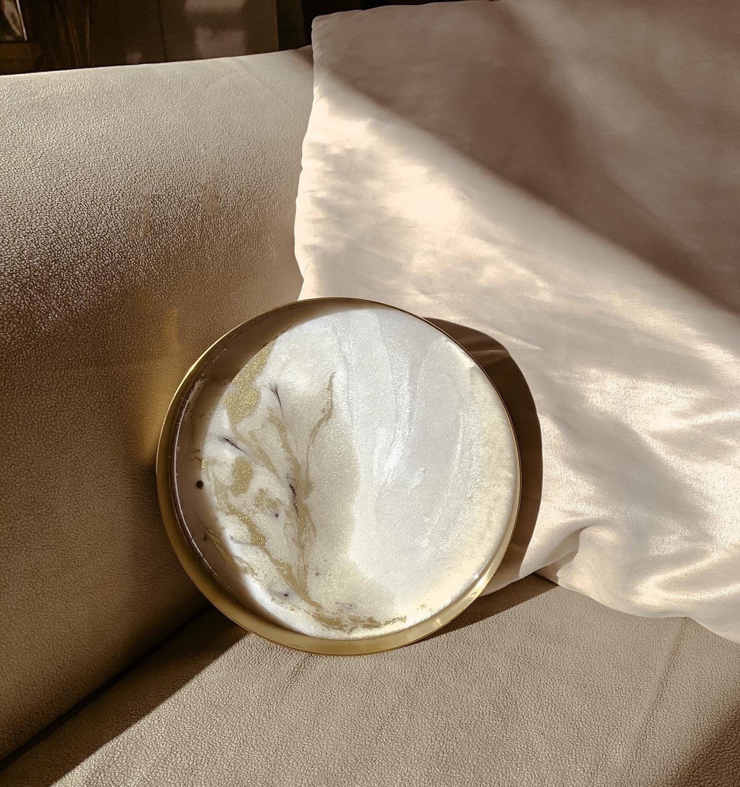 Plateau en Résine Beige et Or/Plateau de Service Décoratif Maquillage Cadeau Mariage Resinart Bijoux