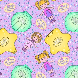 Puede incluir: Un patrón repetitivo con muñecas Polly Pocket, compactos y logotipos sobre un fondo lila claro con confeti colorido. Las muñecas están en varias poses, y los compactos tienen forma de estrella y concha. El logotipo de Polly Pocket es visible.