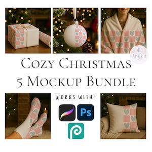 Op de afbeelding: Een mockup-bundel met een gezellig kerstthema. De afbeelding toont een cadeauverpakking, kerstbal, deken, sokken en kussen, allemaal met een roze en blauw hartpatroon. De tekst luidt "Cozy Christmas 5 Mockup Bundle."