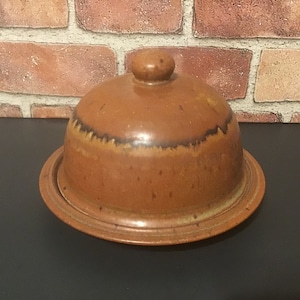 Studio Art Pottery Dôme de fromage en céramique ou beurrier Grès brun