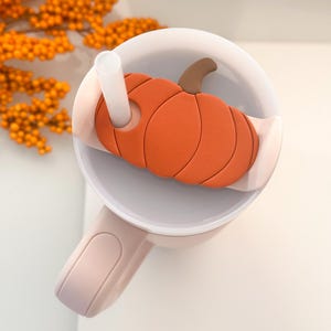 以下が含まれることがあります： ハンドルとストロー用の穴が付いたシリコン製のかぼちゃの蓋が付いたピンクのトラベルマグ