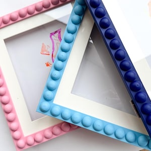 Lijst voor kindertekeningen // Lijst met kindertekeningen van Bobbin // Opberglijst voor kindertekeningen van Bobbin // Fotolijst met Bobbin // Kindertekeningen voor aan de muur // Lijst met kindertekeningen van Bobbin