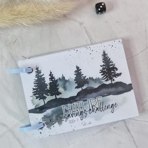 Mini-Spar-Challenge-Buch | Natur Budget Binder im Taschenformat | 6 Challenges + Ersparnis-Tracker + Mini-Würfel | Cash Stuffing Natur Zitate