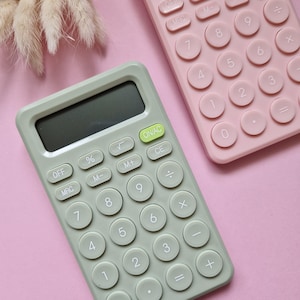 Calculadora electrónica de presupuestos / Delgada y portátil / Ideal para guardar dinero en efectivo, archivar presupuestos y usar en la oficina / Calculadora con botones redondos en tonos pastel