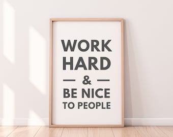 Könnte beinhalten: Ein gerahmter Druck mit dem Text "Work Hard & Be Nice To People" in einer einfachen schwarzen Schrift auf weißem Hintergrund.
