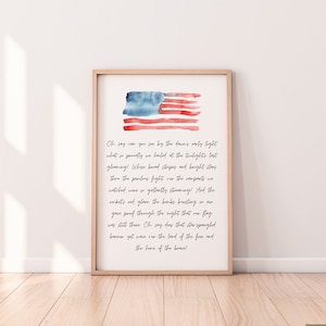 Puede incluir: Una pintura de acuarela de la bandera estadounidense con la letra del himno nacional estadounidense impresa debajo. La letra dice: "Oh, say can you see by the dawn's early light what so proudly we hailed at the twilight's last gleaming! Whose broad stripes and bright stars through the perilous fight o'er the ramparts we watched were so gallantly streaming! And the rockets' red glare, the bombs bursting in air gave proof through the night that our flag was still there. Oh, say does that star-spangled banner yet wave o'er the land of the free and the home of the brave!"