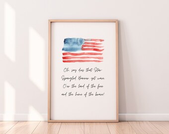 Könnte beinhalten: Ein Aquarellbild der amerikanischen Flagge mit den Texten der amerikanischen Nationalhymne "The Star-Spangled Banner" darunter. Der Text lautet: "Oh, say does that Star Spangled Banner yet wave. O'er the land of the free and the home of the brave!"