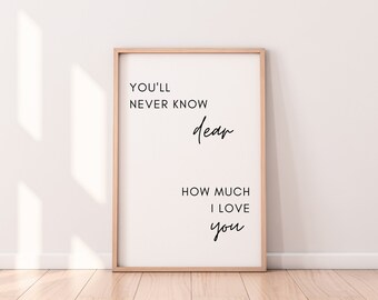 Könnte beinhalten: Ein gerahmter Druck mit weißem Hintergrund und schwarzem Text, der "You'll never know dear how much I love you" lautet.