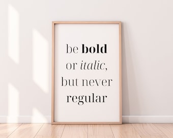 Könnte beinhalten: Ein gerahmter Druck mit weißem Hintergrund und schwarzem Text, der "be bold or italic, but never regular" lautet.