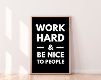 Könnte beinhalten: Schwarz-weißes Motivationsposter mit dem Text "Work Hard & Be Nice To People" in einer einfachen serifenlosen Schrift.