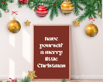 Könnte beinhalten: Ein rotes und weißes Weihnachtsschild mit dem Text "have yourself a merry little Christmas" umgeben von goldenen und roten Kugeln und grünen Kiefernästen.