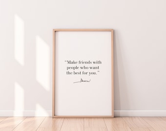 Könnte beinhalten: Ein gerahmter Druck mit weißem Hintergrund und schwarzem Text, der "Make friends with people who want the best for you." lautet. Der Text ist mit "PERSO" signiert.