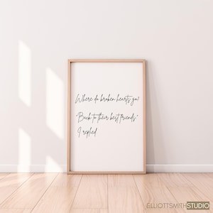 Op de afbeelding: Een ingelijste print met de tekst "Where do broken hearts go? Back to their best friends. I replied" in handschriftstijl. De lijst is licht van kleur en de achtergrond is wit.