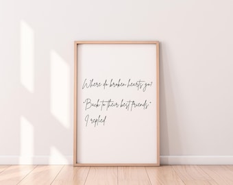 Könnte beinhalten: Ein gerahmter Druck mit dem Text "Where do broken hearts go? Back to their best friends. I replied" in handschriftlichem Stil. Der Rahmen ist hellholzfarben und der Hintergrund ist weiß.