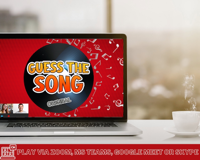 Pu&ograve; includere: Uno schermo di computer portatile che mostra uno sfondo rosso con note musicali bianche e il testo "GUESS THE SONG ORIGINAL". Lo schermo mostra una videochiamata con due persone. Il computer portatile &egrave; su un tavolo bianco con una tazza di caff&egrave; bianca e un piattino.