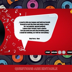 Pu&ograve; includere: Uno schermo rosso con un fumetto bianco che contiene i testi della canzone "Roar" di Katy Perry. Lo schermo ha un motivo a scacchi rosso e bianco con note musicali sparse sullo schermo. Il testo nella parte superiore dello schermo dice "Round 5". Il testo nella parte inferiore dello schermo dice "Questions are editable".