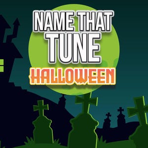 Op de afbeelding: Een Halloween-thema afbeelding met de tekst "Name That Tune" en "Halloween" in een griezelig lettertype. De achtergrond toont een silhouet van een spookhuis, een volle maan en een begraafplaats met grafstenen.